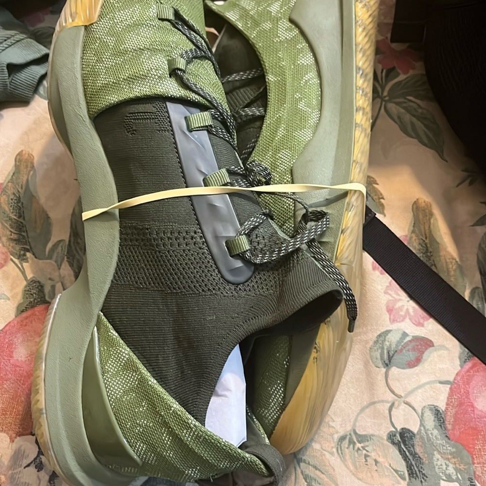 Stephen Curry green shoes